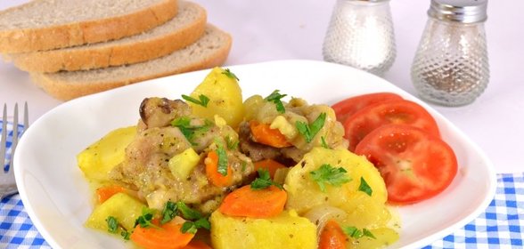 Картофель с куриными окорочками, овощами и карри в рукаве