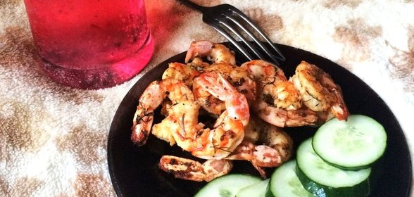 Королевские креветки с чесноком и зеленью