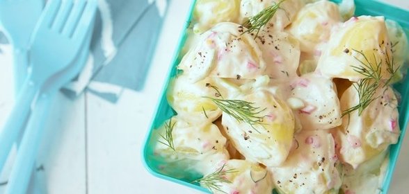 Шведский салат с картофелем, яблоком и сельдью