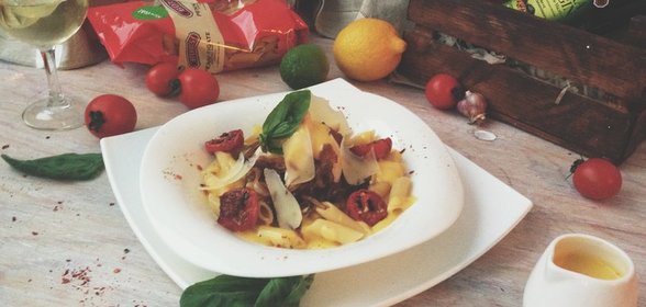 Penne Rigate с соусом Бернез, куриной грудкой, карамелизированным луком и вялеными томатами