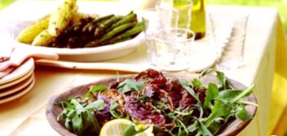 Спаржа с крабовым мясом и соусом песто