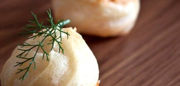 Профитроли с красной икрой и сливочным маслом