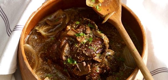 Мясо в горшочках с шампиньонами