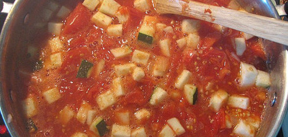 Томатный соус с цукини