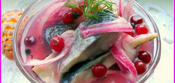 Сельдь, маринованная с клюквой