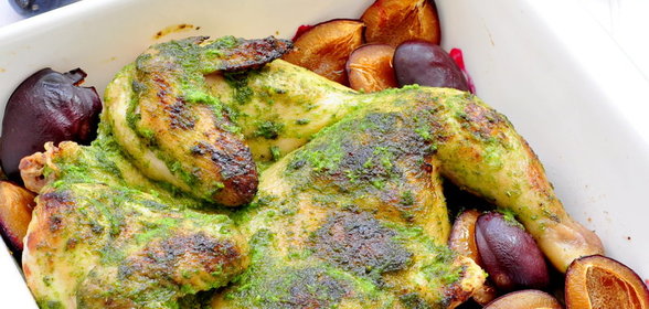 Цыпленок запеченный в ароматном зеленом соусе со сливами