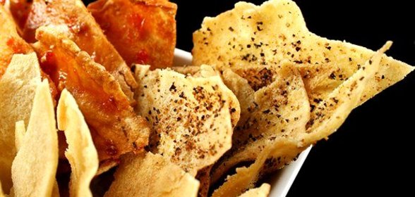 Хрустящие чипсы из питы с чили и сыром