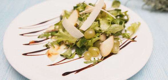 Листовой салат с грушей и сыром