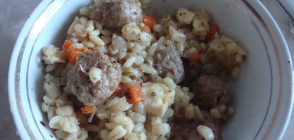 Каша перловая с квашеной капустой ,фрикадельками и домашним сыром