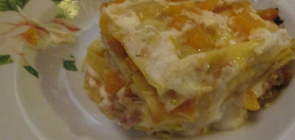 Лазанья с тыквой, пореем и колбасками
