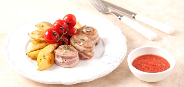 Турнедо из свинины с запеченным картофелем и томлеными в прованских травах томатами черри