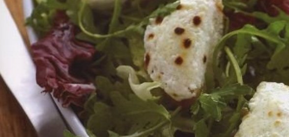 Салатные листья с жареным багетом