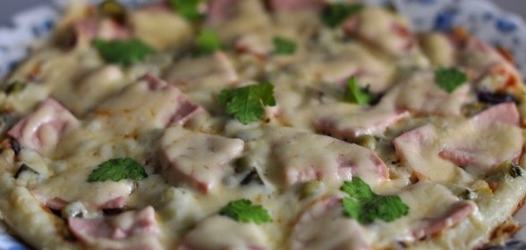 Пицца на сковороде с ветчиной