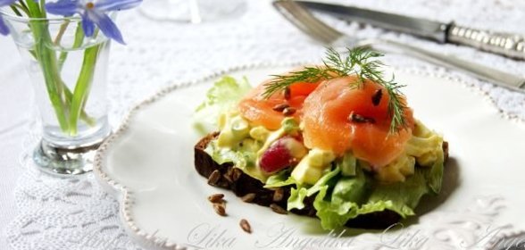 Бутерброд с сёмгой и яичным салатом