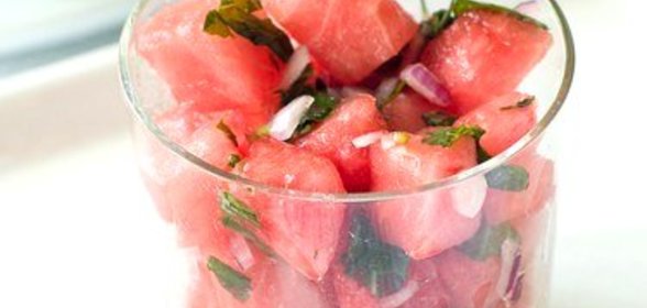 Арбузная сальса с красным луком и перцами халапеньо