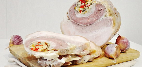 Рулет из свинины с чесноком, острым маринованным перцем и тимьяном