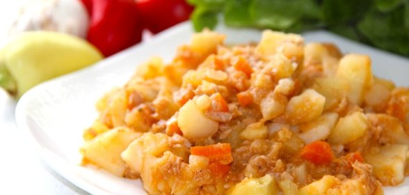 Тушеный картофель с консервированным тунцом