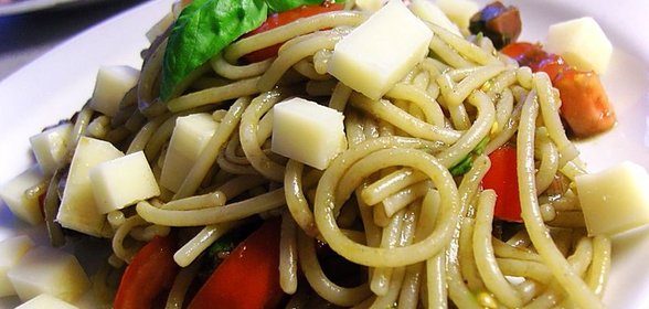 Горячий салат с консервироваными кальмарами