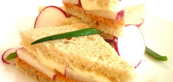 Сэндвич с редисом, плавленным сыром и пикантным соусом