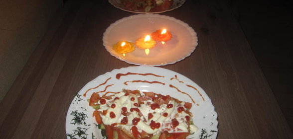 Салат с овощами и курицей, посыпанный заморожиными капельками кетчупа Слобода