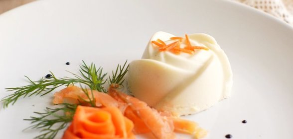 Панна котта из цветной капусты с малосольным лососем и маринованной морковью