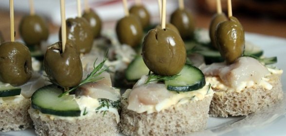 Канапе с маринованной скумбрией и яичной намазкой