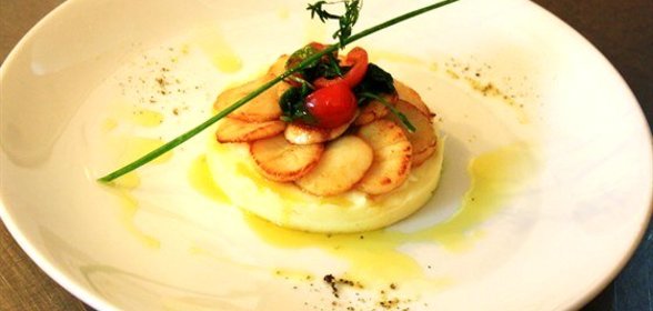 Гребешки на планше из картофеля с трюфельным маслом