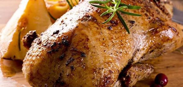 Утка, запеченная с айвой