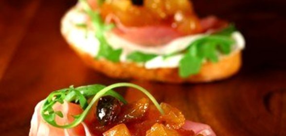 Тосты с сыром, прошутто и инжирным джемом