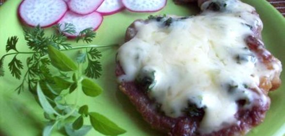 Свинина под сыром и шпинатом