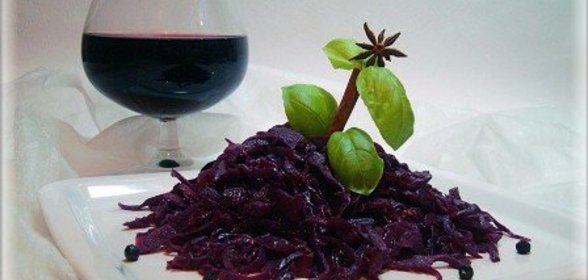 Краснокочанная капуста с можжевельником, вишней и яблоками