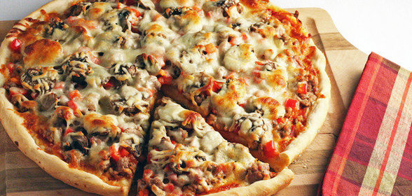 Пицца с сосисками, болгарским перцем и грибами