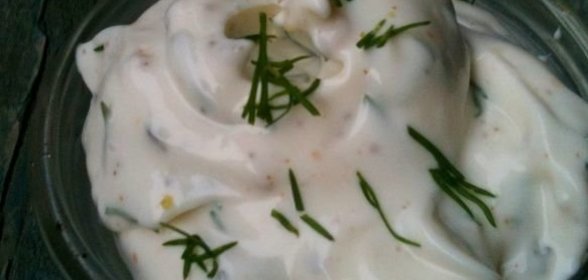 Острый соус из майонеза, с зернами горчицы, перцем и зеленью