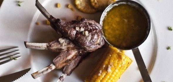 Баранья корейка с соусом из анчоусов и кукурузой на гриле