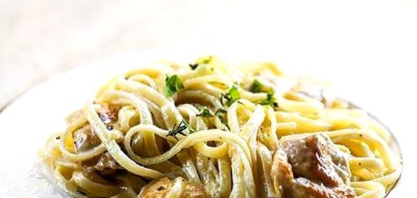 Паста с курицей и мятным сливочным соусом