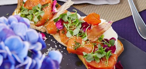 Брускетта с лососем, сливочным сыром и песто от Михаила Кукленко