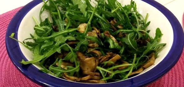 Жареные шампиньоны в соевом соусе с рукколой