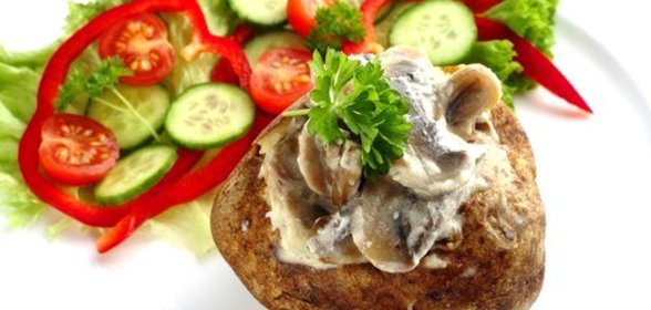 Печеный картофель со сливочным соусом из грибов, бекона и зеленого перца