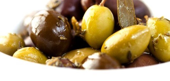 Ароматные оливки и маслины с травами