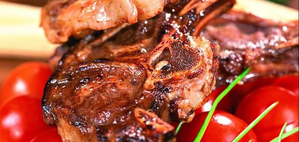 Баранина в винно-луковом маринаде с луковым соусом