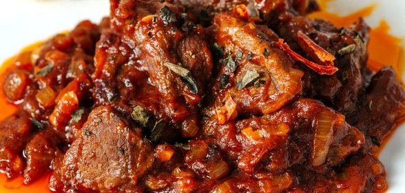 Говядина в томатном соусе с карри