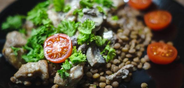 Чечевица с курицей и грибами, тушеными в сливках
