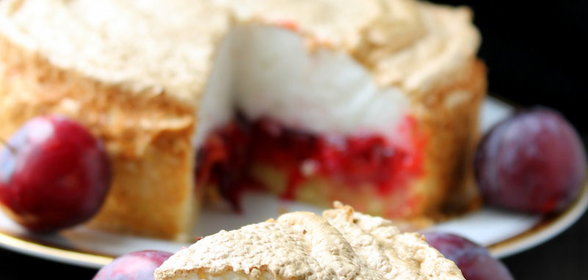 Сливовый пирог с безе