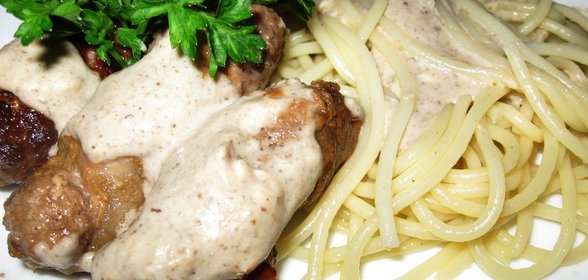 мясные пальчики с сырно-грибным соусом