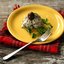Салат с консервированным лососем, оливками и каперсами