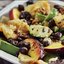 Салат с авокадо, жареным сыром и куриными сердечками