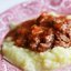 Гуляш из говядины с картофельным пюре