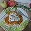 Кабачково-яблочные оладьи со сметанным соусом