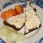 Закусочные бутерброды с хреном и сметаной
