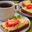Бутерброды с печенью трески, яйцом и плавленым сыром
